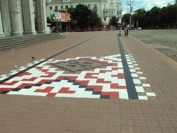 Розпис пішохідної зони у стилі вишиванки